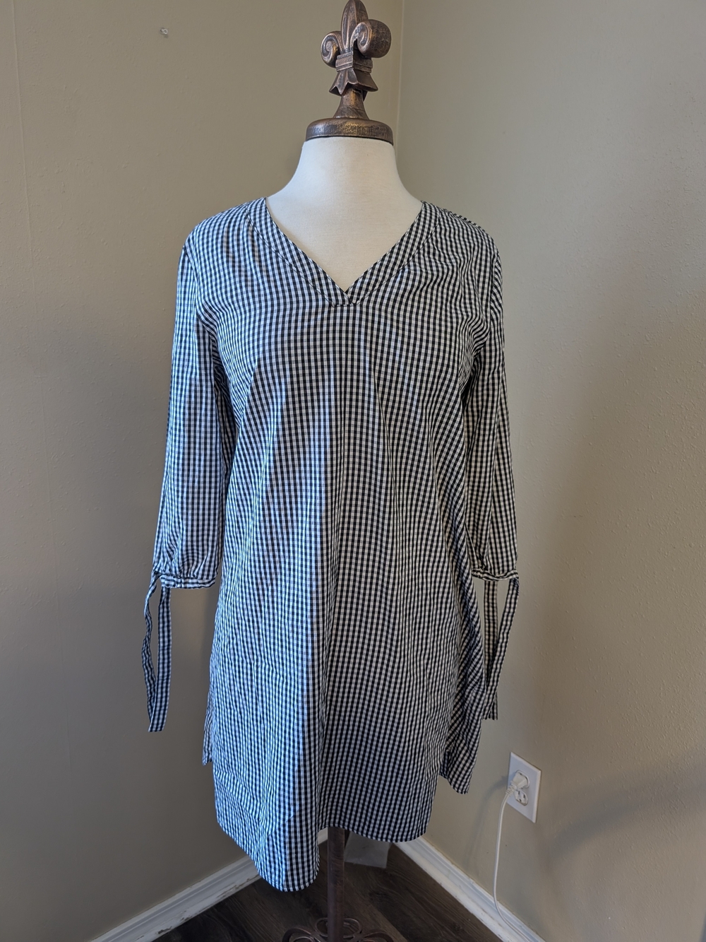 Wrapper Black and White Gingham V-Neck Long-Sleeve Dress